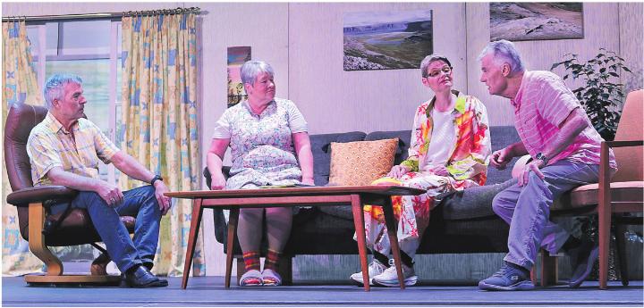 Rolf Leu und Marie-Theresia Erni spielten die Eltern Obermüller, Monika Villig und Paul Meier die reisefreudigen Nachbarn (von links). Foto: ci