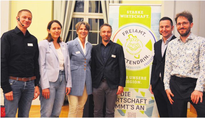 Sie gestalteten das Wirtschaftsforum mit, von links: Reto Anderhub (Gemeinderat Hochdorf), Valérie Weibel (Arbeitsgruppe Mobilität und Ortsplanung, Muri), Moderatorin Franziska Borer, Gemeindepräsident Hans-Peter Budmiger, Dominik Kramer (Sektionsleiter Gesamtverkehrsplanung) und Julian Renninger (SBB). Foto: ake