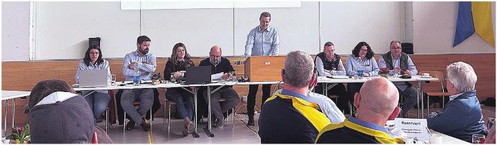 Der Verband ist gut aufgestellt mit dem Vorstand: Simone Näpfer, Rémy Piot, Sarah Joho, Gerry Koch, Präsident Markus Mathis, Franz Wüest, Ariane Schuler und Ivo Kanig (von links). Foto: zVg
