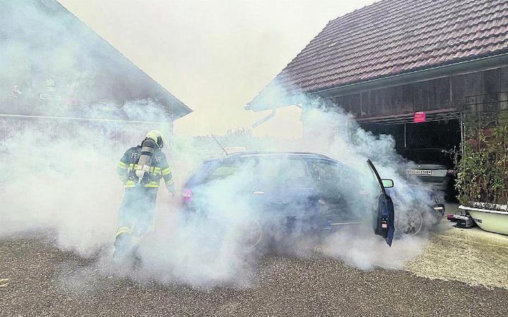 Ein Unfall mit einem Personenwagen wurde als Übung simuliert.