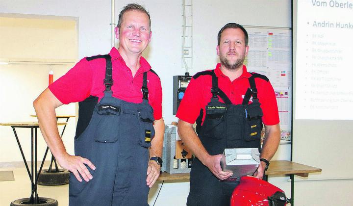 Thomas Huber gibt das Kommando der Feuerwehr Sins-Abtwil an Andrin Hunkeler weiter (von links). Foto: zVg