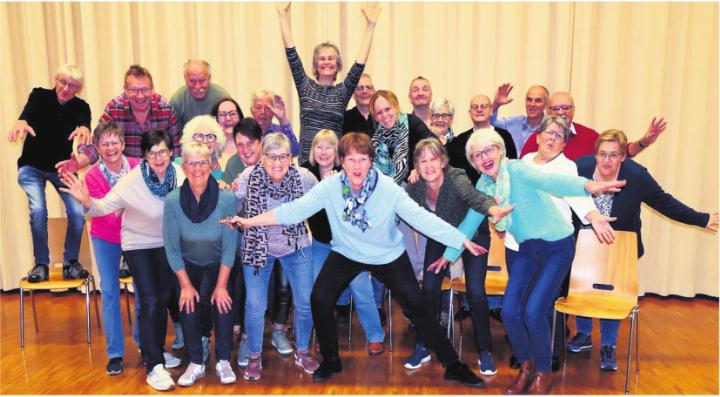 Mitsing-Gottesdienst mit bekannten Volksliedern in Oberrüti. Foto: zVg