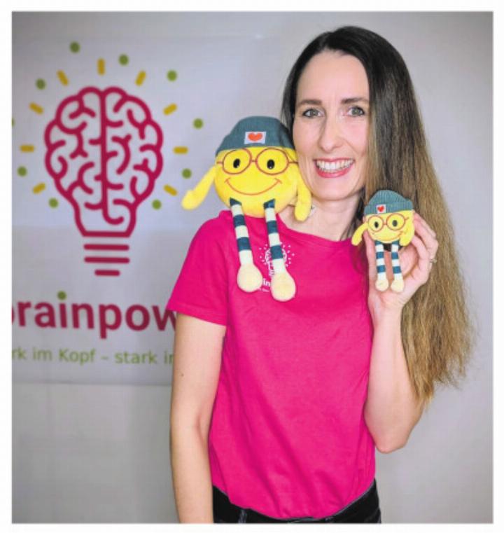 Sandra Schillig von brain-power.ch mit Karly, dem Glücksfunken. Foto: zVg