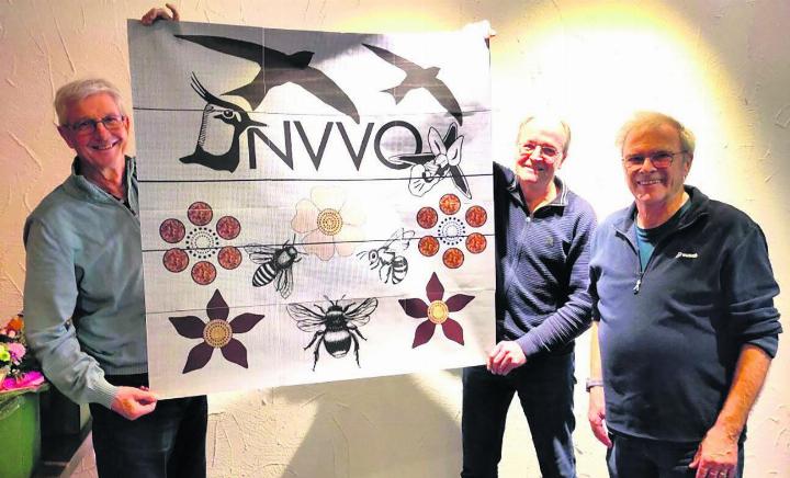 Alois Huber und Gerhard Vonwil präsentieren den Plan für die Wildbienenwand, die bald den Garten von Mathis Wissler, rechts, zieren wird. Fotos: zVg