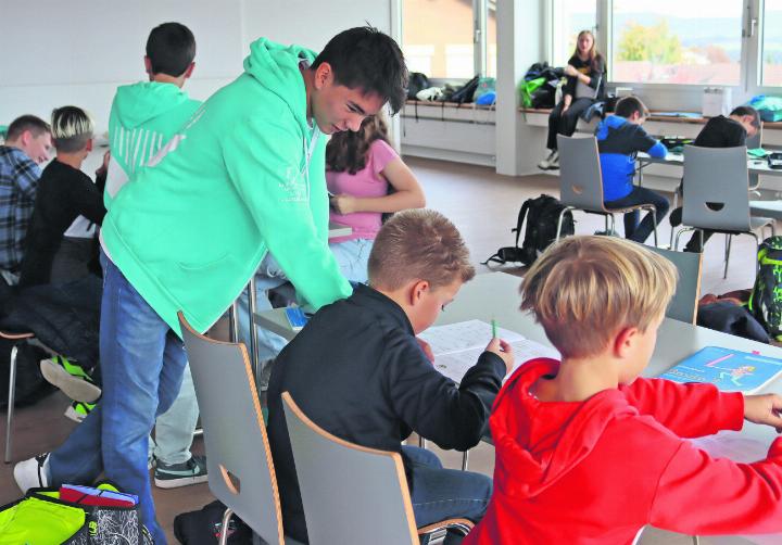 Junior Coaches unterstützen Primarschulkinder bei den Hausaufgaben, danach geht es gemeinsam in die Turnhalle. Bis zu den Frühlingsferien läuft das Projekt.