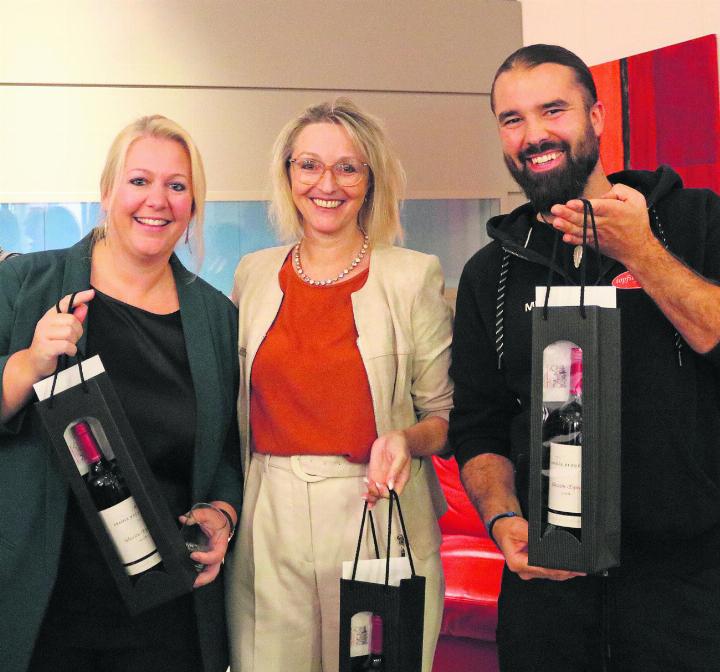 Die Gastgeber des Abends erhielten eine Flasche Wein: Eveline Betschart, Hotel Arcade, Priska Kuchling, Brautfashion, und Mike Neumann, Topfit-swiss (von links).