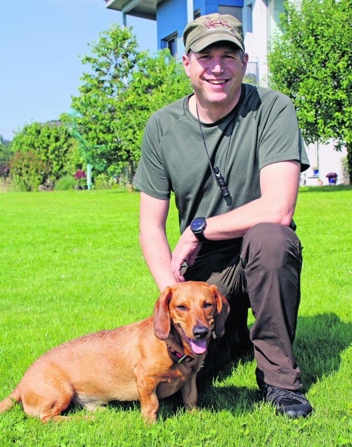 Guido Heggli mit seinem vierjährigen Rüden Django. Foto: rah