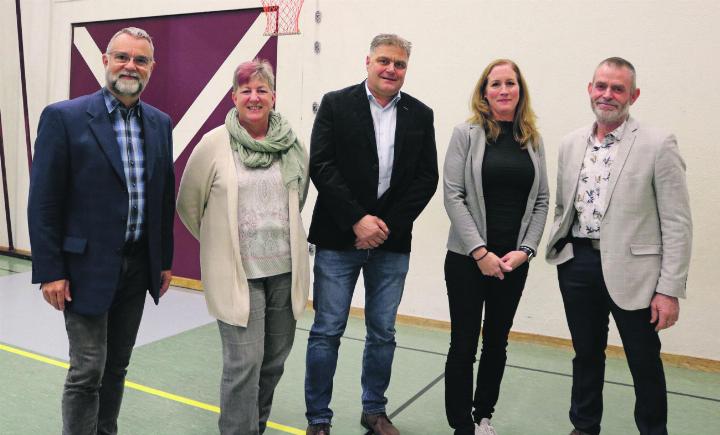 Sie haben die Zügel fest in der Hand: Gemeindeammann Oliver Stöckli, Gemeinderäte Hanna Hoenig, Herbert Brunner, Johanna Jutz und Peter Suter (von links). Foto: ci