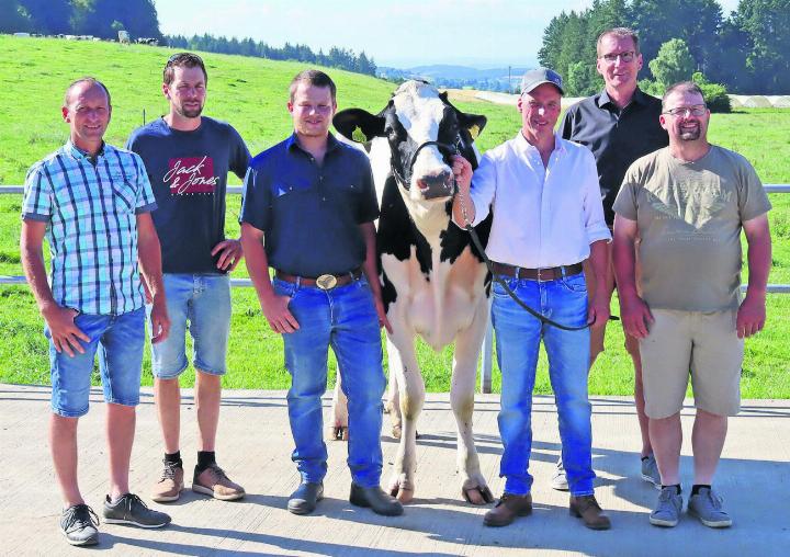 Das OK mit einer Kuh vom Betrieb der Gastgeberfamilie Bürkli. Foto: zVg