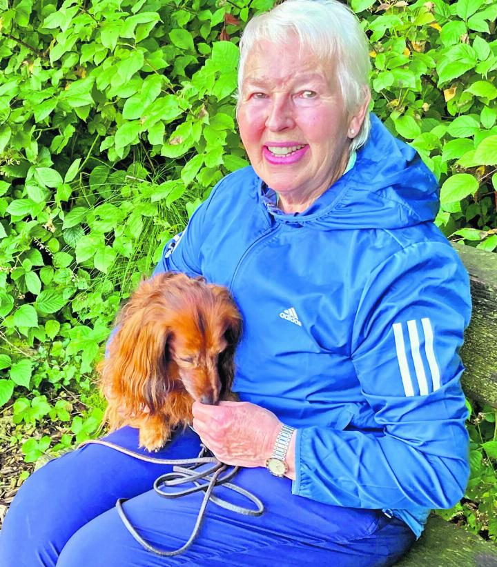 Rita Arnet und Jill drehen ihre Runden im Wald mit Vorliebe in den frühen Morgenstunden. Foto: ci