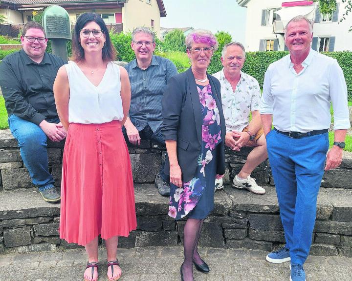 Der Gemeinderat mit der neuen Gemeindeschreiberin Sibylle Hochstrasser. René Küng, Sibylle Hochstrasser, Guido Wigger, Franziska Stenico, Jürg Barmettler und Stefan Zemp (von links). Foto: ew