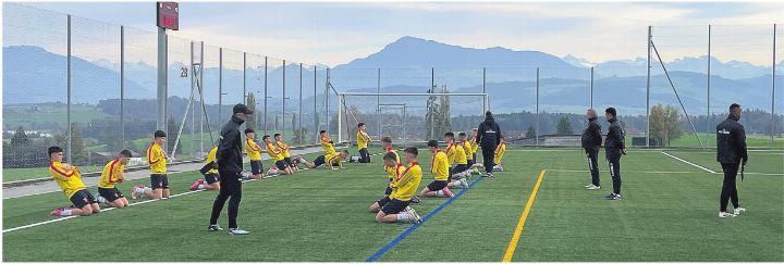Die U16-Nationalspieler Montenegros beim Aufwärmen in Sins. Foto: zVg