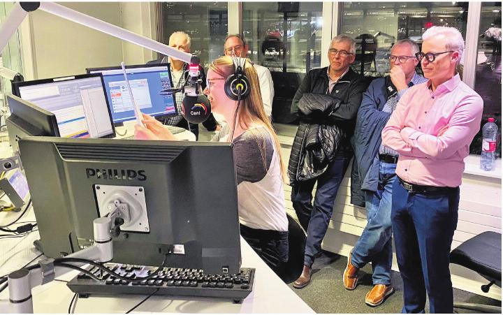 Moderatorin Nadine Wechsler beim Verlesen der Nachrichten. Foto: zVg