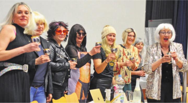 Die acht Jubilarinnen nach dem Sieg bei «Wer wird Millionär?» Foto: zVg