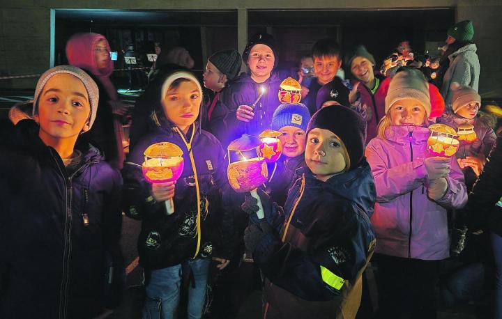 Die kecken Schulkinder zeigen stolz ihre Schnitzwerke vom Morgen. Foto: hps