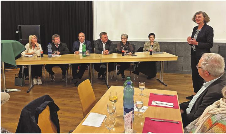 Grossrätin Karin Koch-Wick, Grossrat Alfons Paul Kaufmann, Regierungsrat Markus Dieth, Nationalrat Andreas Meier, Nationalrätin Maya Bally, Ständerätin Marianne Binder-Keller, stehend Co-Präsidentin Edith Saner (von links). Foto: zVg