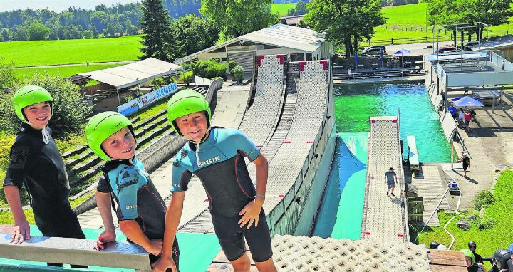 Waghalsig stürzten sich die Kids beim Slip’n’Slide die Sprungschanze hinunter. Fotos: eh