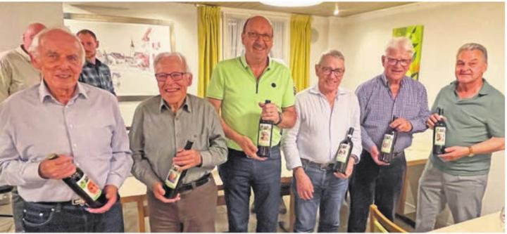 Die Auszeichnungen bei der Wandergruppe (links) sowie bei der Ballsportgruppe (rechts). 
Foto:s zVg