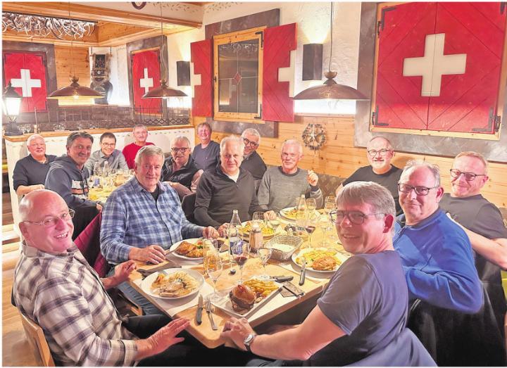 Die Gruppe der Gönnervereinigung des FC Sins beim Nachtessen.