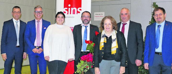 Der gesamte Gemeinderat mit der Jugendarbeiterin: Marcel Villiger (Gemeindeschreiber), Pius Vogel, Jugendarbeiterin Gizem Kiliç-Yavuz, Marco Meier und Andrea Moll-Reutercrona, Josef Huwiler und Jakob Sidler (von links). Foto: ci