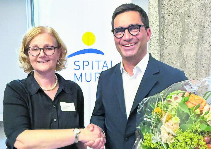 Sabina Rüttimann, Präsidentin der Stifterversammlung, gratuliert Dr. med. Stephan Bauer zu seiner erfolgreichen Wahl. Foto: zVg