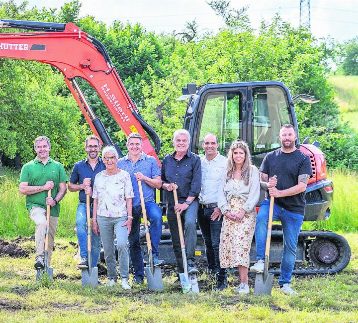 Bauherren: Ivo Bucher, Ralf Bucher, Rita Bucher, Reto Bucher, ST Architekten: Roger Steinmann, Antonio Carrino, Käuferbetreuung: Nadine Steinmann, Bauleiter: David Wirth (von links). Foto: zVg