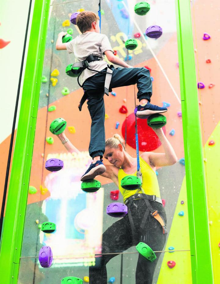 Neu: «Face-to-Face»-Klettern an einer transparenten Wand. Foto: zVg