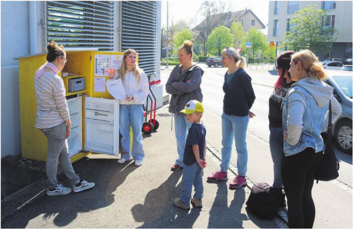 Die freiwilligen Helferinnen werden über die Hygienevorschriften informiert. Fotos: ci