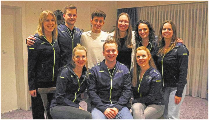 Neuer Vorstand hinten von links: Muriel Giger, Jonas Rütter, Alexander Wey, Eliane Hintermann, Chantal Baumann und Yasmin Rütter. Carina Henggeler fehlt. Vorne von links: Angela Rey, Reto Niederberger und Priska Betschart. Foto: zVg