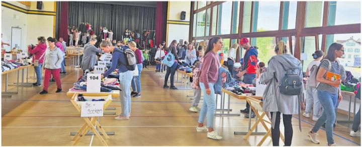 Viele Kinderkleider wechselten an diesem Nachmittag den Besitzer. Foto: zVg