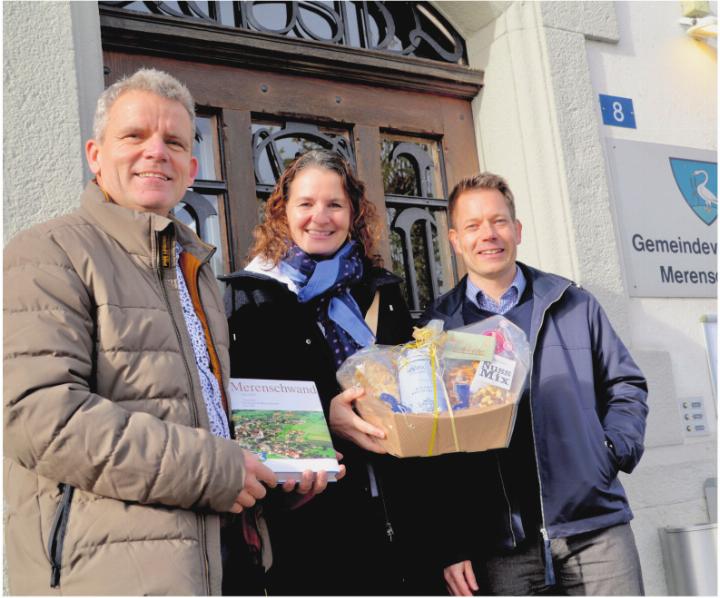 Eveline Stalder, 4’000. Merenschwanderin, flankiert von Gemeindeammann Rainer Heggli (links) und Gemeindeschreiber Othmar Zihlmann. Fotos: tst