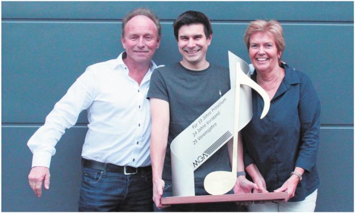 Marcel Felber, Lukas Strebel und Katrin Bischof (von links). Die Skulptur wurde der scheidenden Präsidenten als Geschenk überreicht. Fotos: zVg