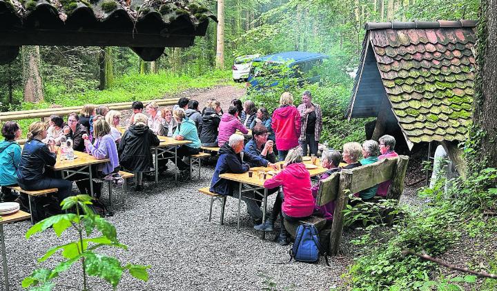 Miteinander Essen und Plaudern beim Sommerhöck bei der Waldhütte Auw. Foto: zVg