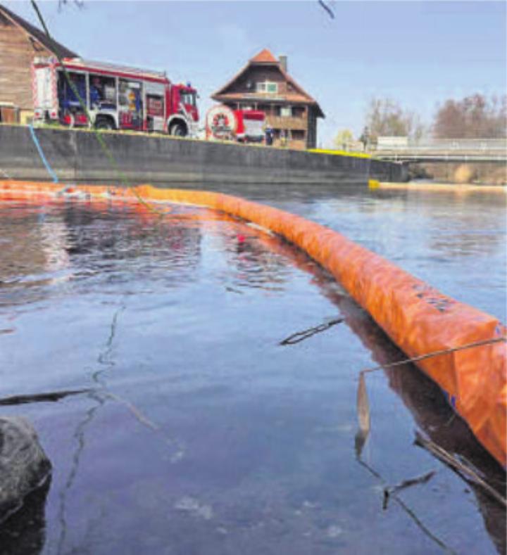 Die Feuerwehr musste mehrere Ölsperren errichten. Foto: zVg