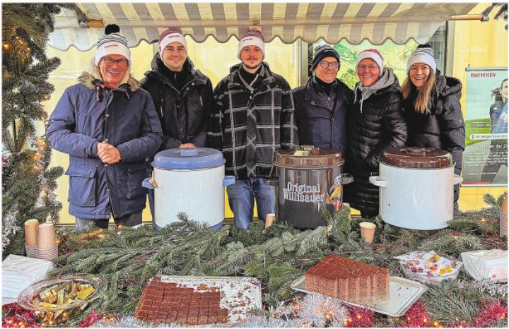 Die Mitarbeitenden der Raiffeisenbank Oberfreiamt empfingen die Gäste mit Glühwein oder Punsch und führten sie durch die neuen Räumlichkeiten der Geschäftsstelle Sins.