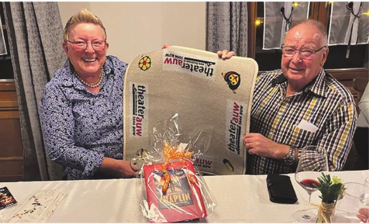 Verabschiedung von Regisseurin Hanna Gehrig und dem Bühnenverantwortlichen Christian Arnet. Fotos: zVg