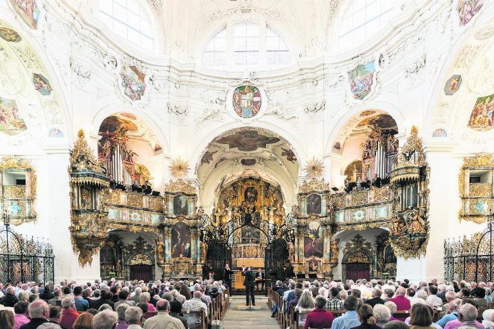 Musik von vier Emporen in der Klosterkirche Muri. Foto: zVg