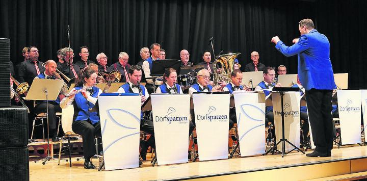 Die Zugaben des Männerchors wurden von den «Dorfspatzen Oberägeri» musikalisch begleitet. Fotos: ci