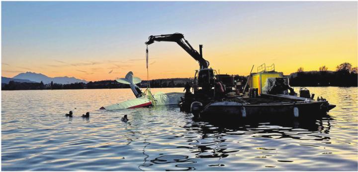 Bergung des Flugzeuges in den Abendstunden. Foto: zVg