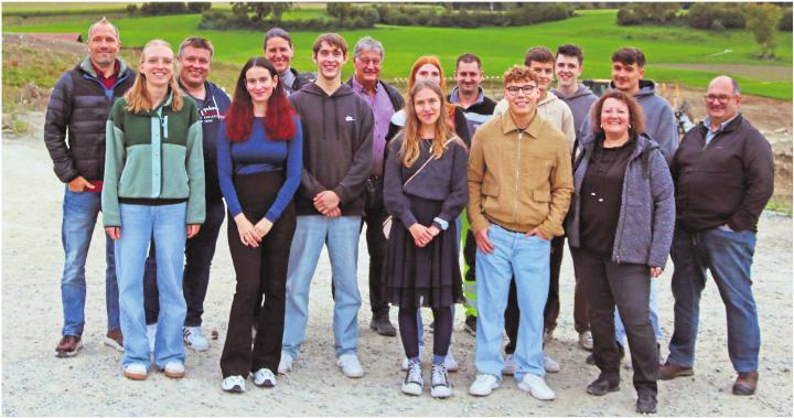 Die Jungbürger besichtigten mit dem Gemeinderat die Aushubdeponie Babilon. Fotos: ci