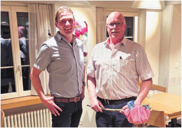 Präsident Michi Bütler dankt Albert Betschart für 30 Jahre Engagement als Betriebsleiter (von links). Fotos: zVg