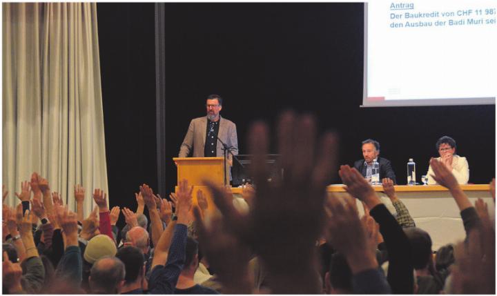Das deutliche Ja zur Sanierung und zum Ausbau der Badi freute Gemeinderat Beat Küng (am Rednerpult) ganz besonders. Foto: ake Das deutliche Ja zur Sanierung und zum Ausbau der Badi freute Gemeinderat Beat Küng (am Rednerpult) ganz besonders. Foto: ake