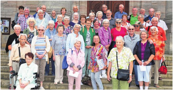 Die Seniorengruppe aus Oberrüti vor dem Dom in St. Blasien – ein Erinnerungs foto an einen gelungenen Ausflug in den Schwarzwald. Foto: zVg