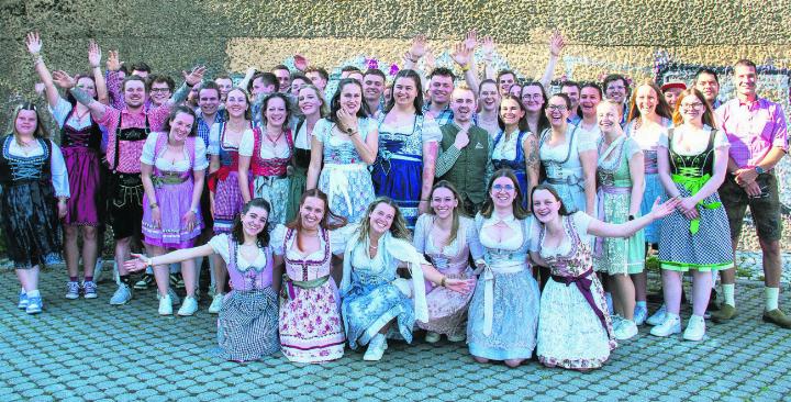 35 Jahre Guggenmusig Väntilwörger. Reise mit Überraschungen. In Tracht am Stuttgarter Frühlingsfest. Foto: zVg