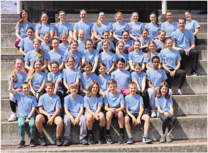 Gruppenfoto mit eigens kreierten Lager-Shirts. Foto: zVg