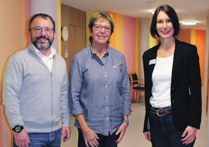 Marco Meier, Gemeinderat und Mitglied der Baukommission, Ursula Guggenbühl, Präsidentin Stiftungsrat, und Beatrice Emmenegger, Zentrumsleiterin (von links), im sanierten zweiten Stock. Fotos: rah