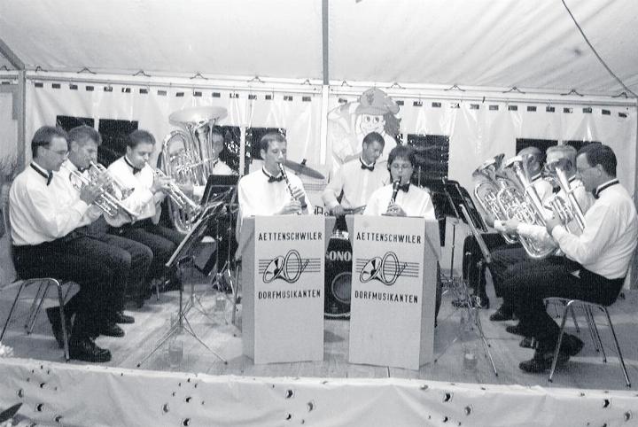 Die Aettenschwiler Dorfmusikanten feierten ihr 15-jähriges Jubiläum im Festzelt hinter der Krone. Foto: Anzeiger-Archiv