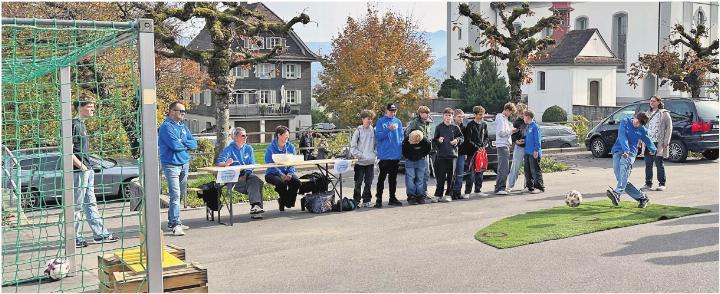 Beim Fussballkegeln konnten Clubhausgutscheine gewonnen werden. Fotos: ci