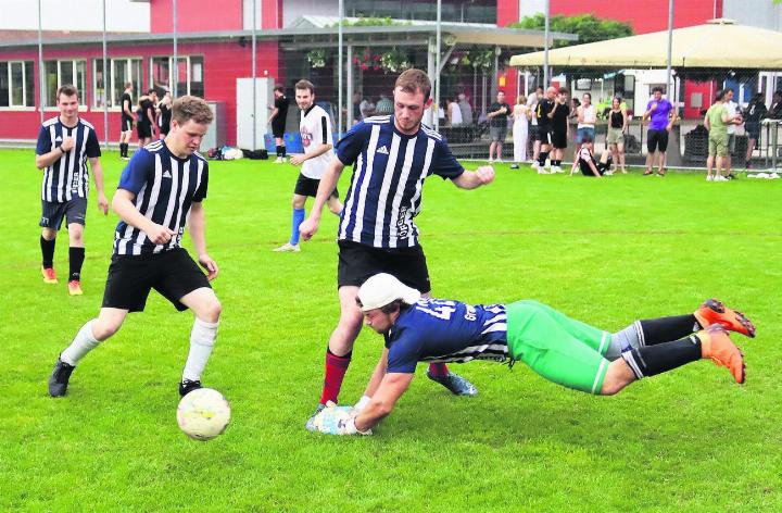 Voller Einsatz. Für einmal trafen sich die Guggenmusigen nicht an der Fasnacht, sondern duellierten sich auf dem Fussballfeld.