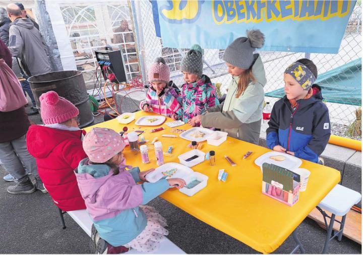 Guetzli verzieren am Weihnachtsmarkt Dietwil. Foto: zVg